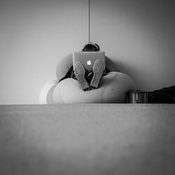 kind_achter_laptop_apple