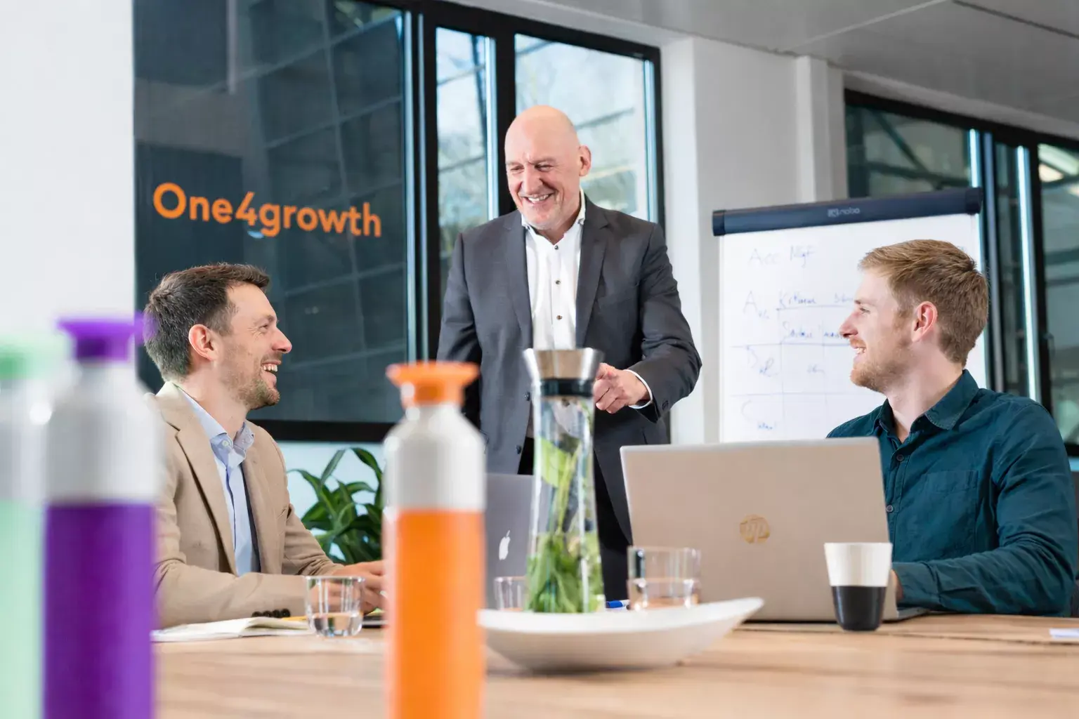 Driek overleg kantoor met logo